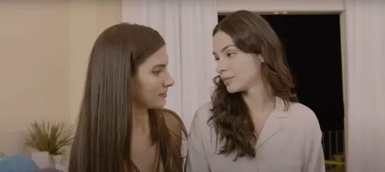 Priscila Reis and Priscila Buiar as Luiza and Valentina.